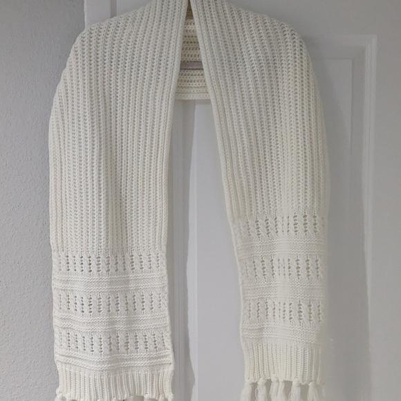 Studio White Knit Accessory - Picture 6 of 7
